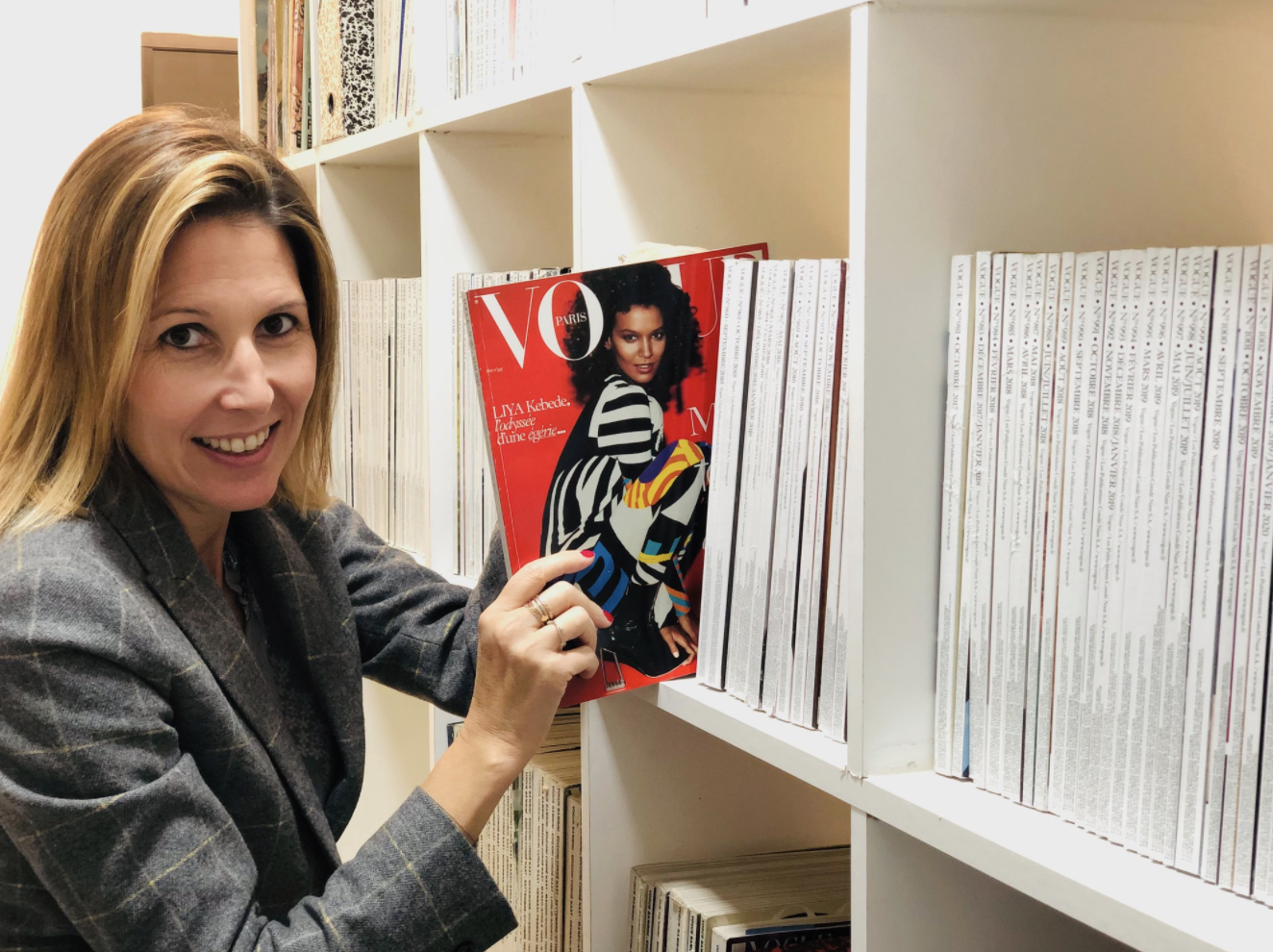 Camille et les centaines de numéros de Vogue au QG de Modèle Déposé.